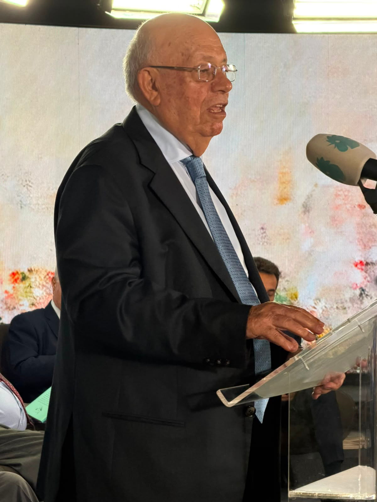 من المناسبة